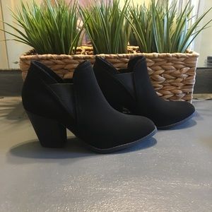 YNOT Black faux suede ankle bootie Size 7.5